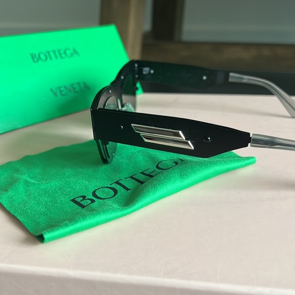 Bottega Veneta Oversized Sunglasses - Black & Silver (Unisex) - Picture 5 of 6